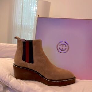 Size 8 1/2, only worn once, usually wear an 8. Boots will come in Original box.